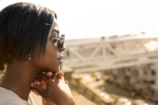 Portrait Une Femme Africaine Avec Des Lunettes Soleil Observant Paysage — Photo