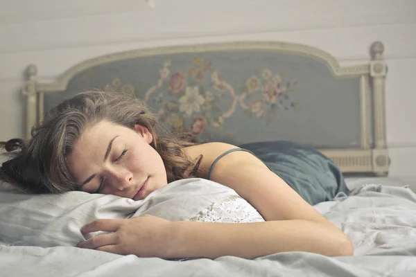 Menina Dormindo Uma Cama Com Luz Sol Vindo Janela — Fotografia de Stock