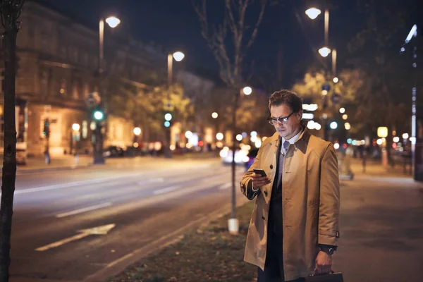 Бизнесмен Использует Свой Мобильный Телефон Городской Улице Ночью — стоковое фото