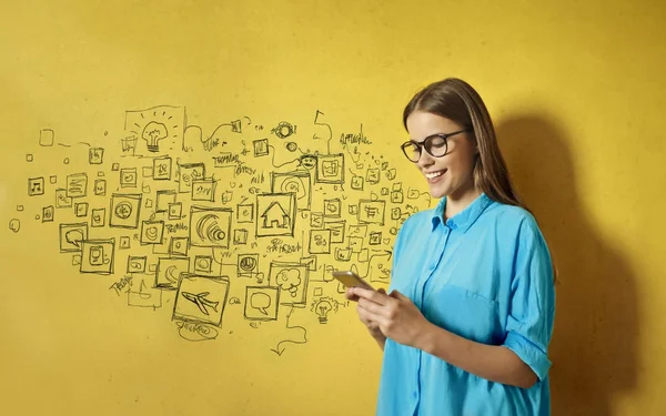 Retrato Una Joven Caucásica Con Gafas Una Camisa Azul Usando — Foto de Stock