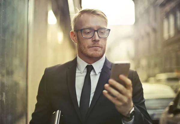 Jovem Longo Homem Negócios Com Óculos Verificando Seu Telefone Uma — Fotografia de Stock