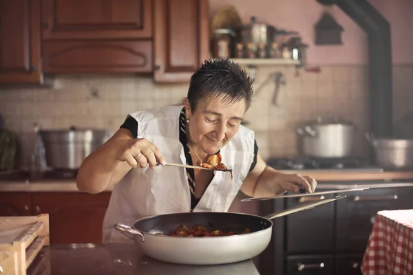 Mulher Com Cabelo Curto Cozinhar Uma Cozinha Rústica — Fotografia de Stock