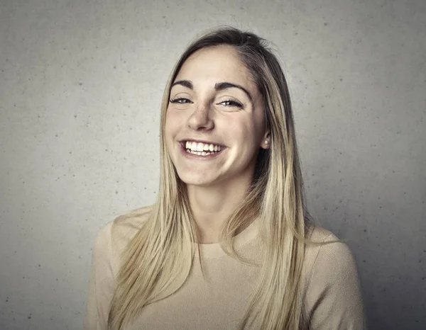 Retrato Uma Menina Sorrindo Loira Caucasiana — Fotografia de Stock