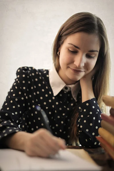 Chica Estudiante Rubia Con Una Camisa Lunares Escritura — Foto de Stock