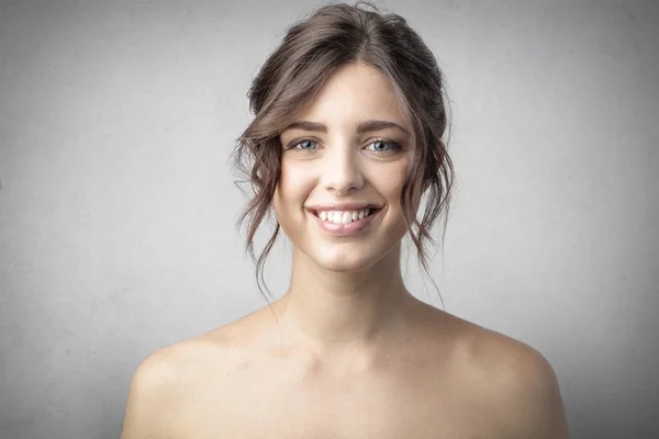 Portret Van Een Mooie Jonge Kaukasische Vrouw Met Blauwe Ogen — Stockfoto