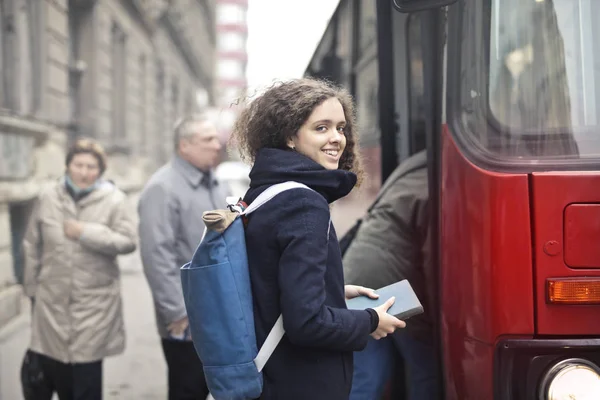 Chica Feliz Con Una Mochila Libro Sus Manos Subiendo Autobús —  Fotos de Stock