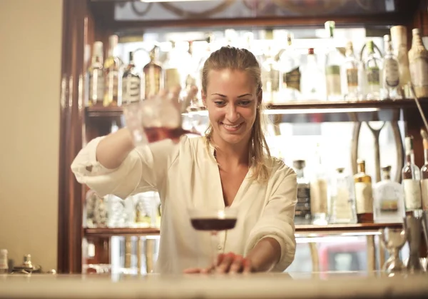 Holka Blond Kavkazské Barman Připravuje Drink Baru — Stock fotografie