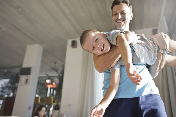 Père Jouant Avec Son Fils Dans Salon — Photo