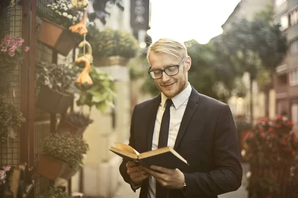 Jonge Blonde Zakenman Met Glazen Lezen Van Een Boek Een — Stockfoto