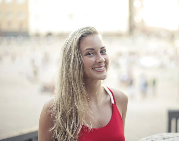 Retrato Uma Jovem Loira Sentada Uma Mesa Bar — Fotografia de Stock