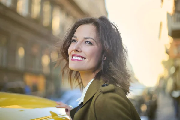 Menina Caucasiana Feliz Contexto Urbano Sorrindo — Fotografia de Stock