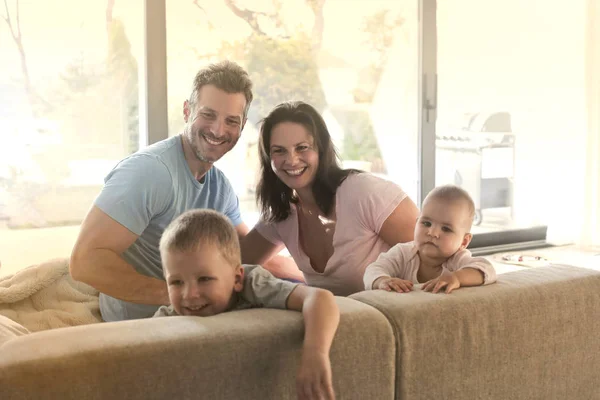 ソファで子供たちと遊んで幸せな白人家族 — ストック写真