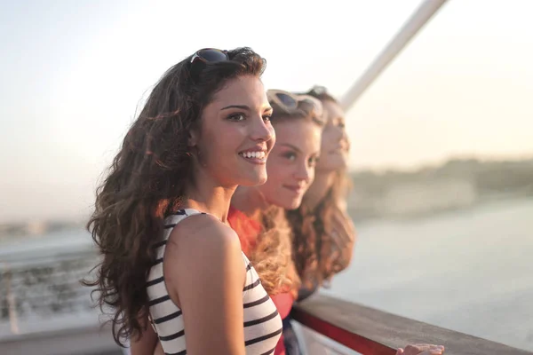 Group Girls Looking Same Direction — Stock Photo, Image