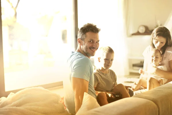 Ouders Spelen Met Hun Kinderen Een Sofa — Stockfoto