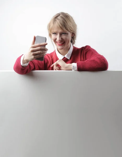 Портрет Блондинки Біла Жінка Посміхається Дивлячись Телефон — стокове фото
