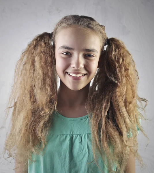 Retrato Menina Sorridente Com Cabelo Encaracolado — Fotografia de Stock