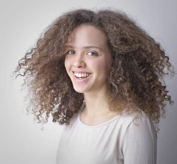 Retrato Uma Menina Sorridente Com Cabelo Encaracolado Olhos Verdes — Fotografia de Stock