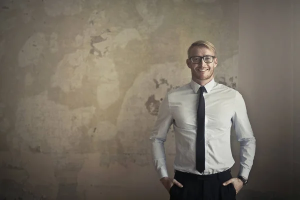 Jonge Blonde Kaukasische Zakenman Met Glazen Glimlachen — Stockfoto