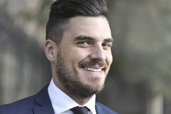 Elegante Hombre Negocios Caucásico Sonriendo —  Fotos de Stock