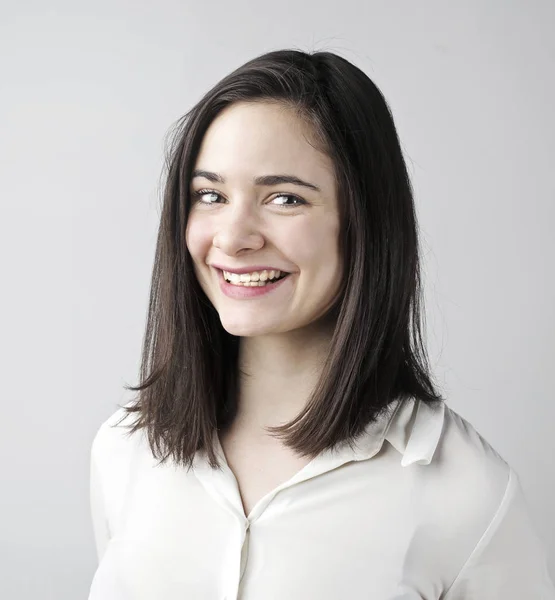 Mulher Caucasiana Jovem Com Uma Camisa Esposa Sorrindo — Fotografia de Stock