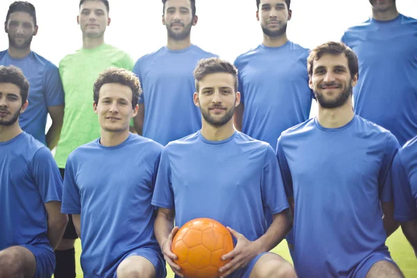 Equipe Futebol Com Camisetas Azuis Uma Bola Futebol Laranja — Fotografia de Stock