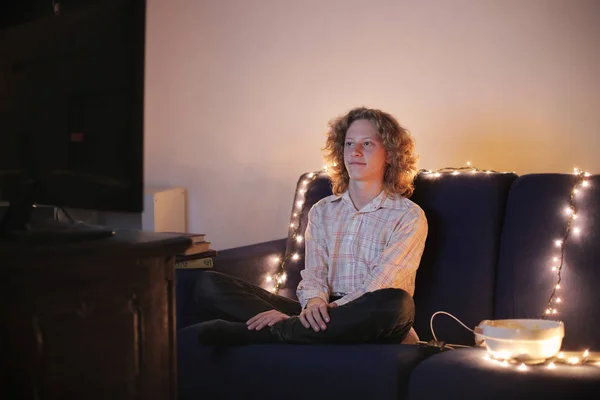 Bir Kanepe Oturma Beyaz Sarışın Adam Bir Televizyon Peri Işıkları — Stok fotoğraf