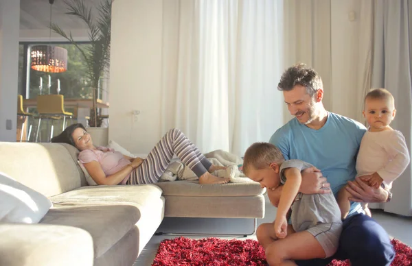 Vader Met Zijn Kinderen Een Woonkamer Wordt Afgespeeld Terwijl Moeder — Stockfoto