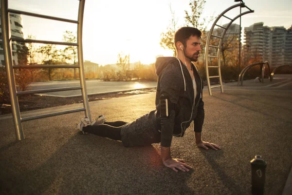 Joven Hombre Caucásico Con Auriculares Haciendo Yoga Parque Urbano —  Fotos de Stock