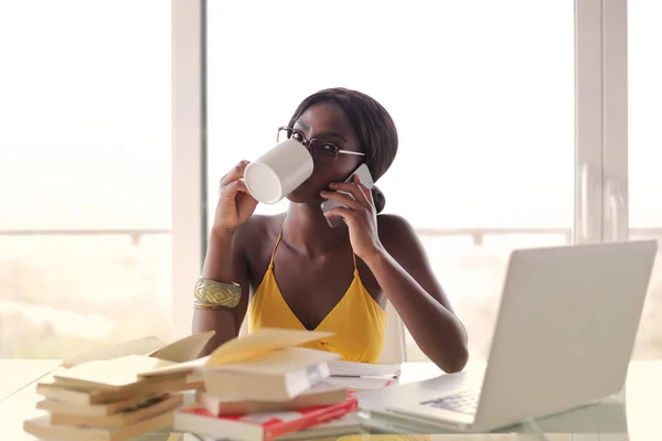 Jeune Femme Africaine Assise Bureau Buvant Dans Une Tasse Parlant — Photo