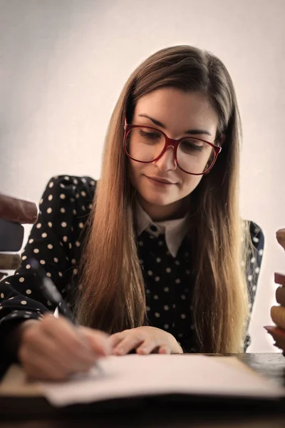 Chica Estudiante Caucásica Con Gafas Escribiendo Una Hoja —  Fotos de Stock