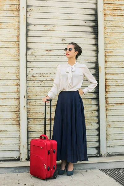 Elegant Caucasian Woman Long Skirt Sunglasses Waiting Her Baggage — Stock Photo, Image