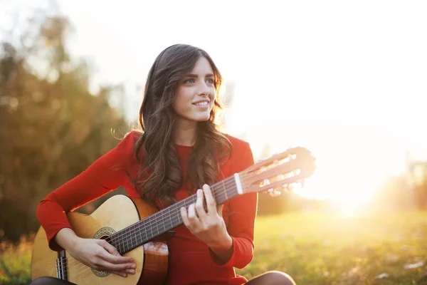 Unga Kaukasiska Kvinna Som Spelar Gitarr Landsbygden — Stockfoto