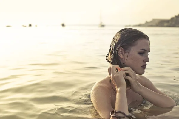 Krásná Mladá Žena Plaváním Moři — Stock fotografie