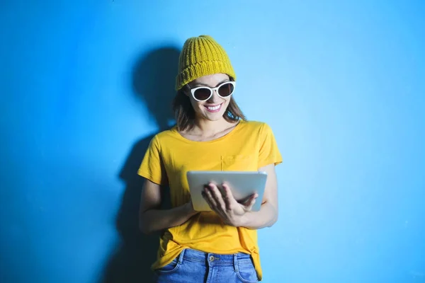 Chica Caucásica Sonriente Con Gorra Gafas Sol Usando Comprimido — Foto de Stock