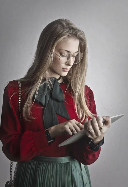 Mujer Joven Caucásica Con Gafas Usando Comprimido — Foto de Stock