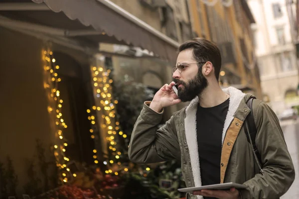 Mężczyzna Rozmawia Przez Telefon Miasto Ulica Tablet — Zdjęcie stockowe