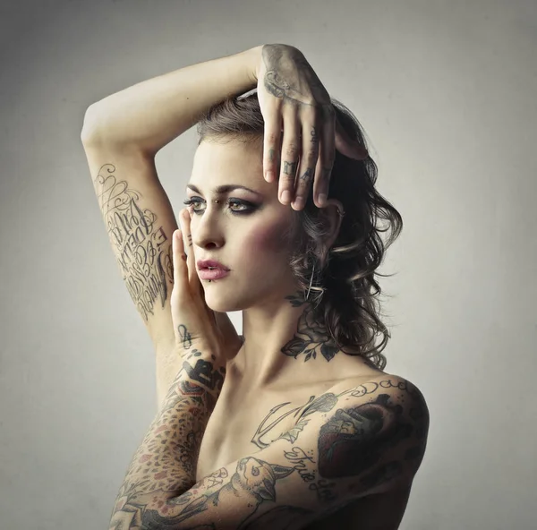 Όμορφο Καυκάσιο Κορίτσι Τατουάζ Και Σκουλαρίκια — Φωτογραφία Αρχείου