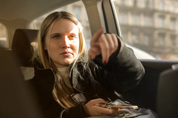 Loira Caucasiana Jovem Dentro Carro Apontando Com Dedo — Fotografia de Stock