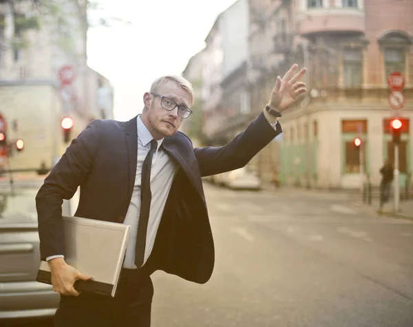 Jeune Homme Affaires Caucasien Dans Une Rue Recherche Transports Commun — Photo