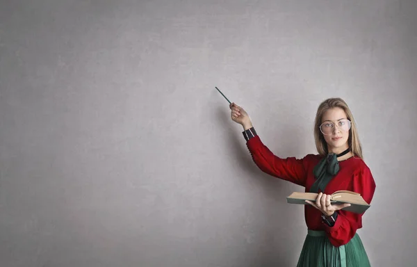 Ragazza Bionda Con Gli Occhiali Che Insegna Davanti Una Lavagna — Foto Stock