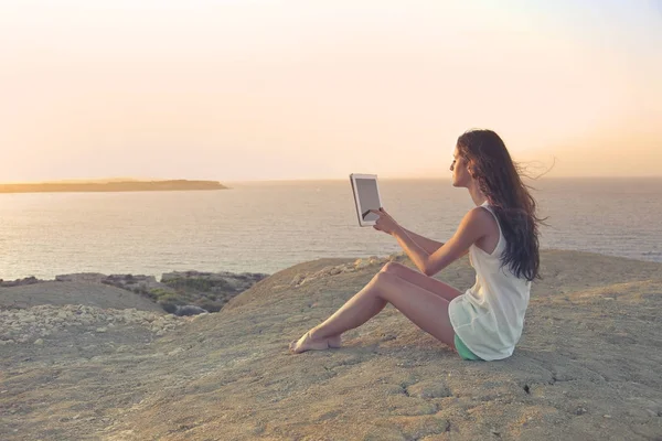 Mujer Morena Joven Usando Una Tableta Frente Hermoso Paisaje —  Fotos de Stock