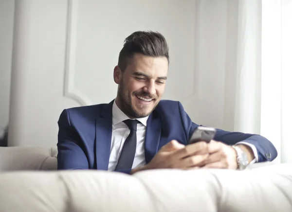Uśmiechający Się Biznesmen Sprawdzanie Jego Telefon — Zdjęcie stockowe