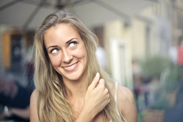 Mujer Rubia Joven Mirando Hacia Arriba Sonriendo —  Fotos de Stock