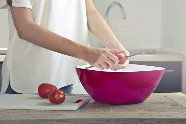 Woman Cutting Soma Tomatoes Kitchen — Stock Photo, Image