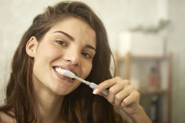 Young Caucasian Woman Brushing Her Teeth — Stock Photo, Image