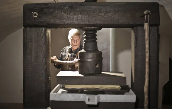 Alter Kaukasischer Handwerker Bei Der Arbeit Seinem Labor Mit Einer — Stockfoto