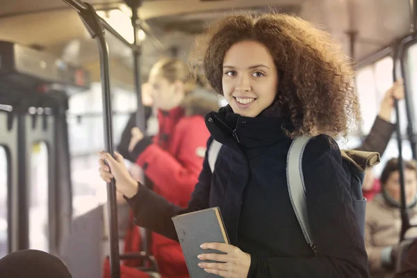 Menina Sorridente Com Livro Mão Uma Mochila Autobus — Fotografia de Stock