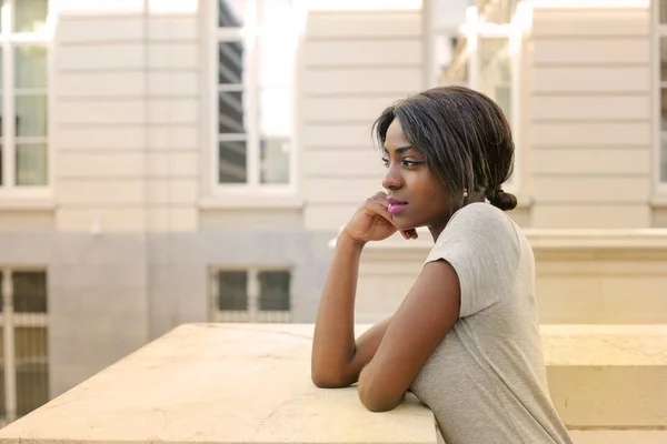 Joven Mujer Africana Posando Aire Libre —  Fotos de Stock