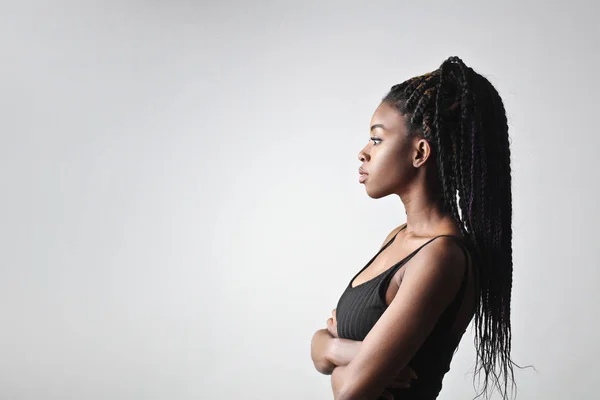 Молода Африканська Жінка Позує Профіль — стокове фото