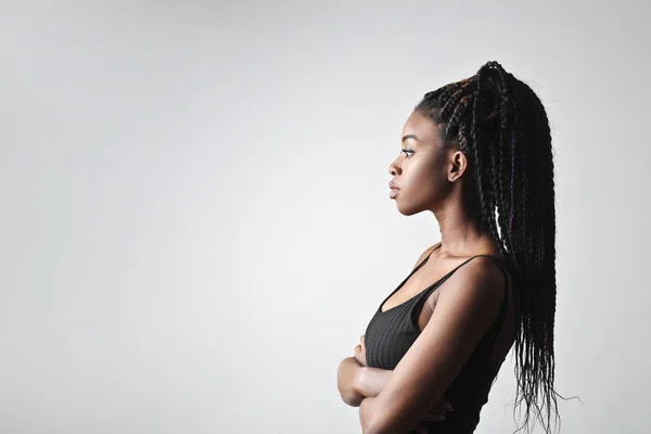 Jovem Mulher Africana Posando Perfil — Fotografia de Stock